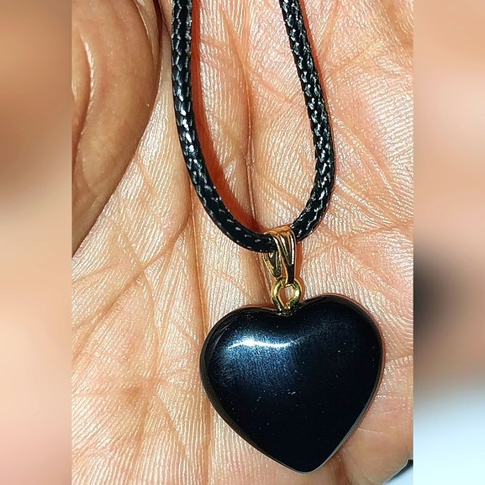 Beautiful glass heart necklace for women and girls - Picture 2 of 4